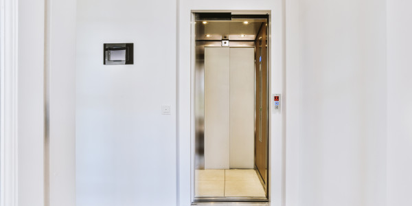 Pintar Fachadas y Patios de Luces de Comunidades Vecinos / Propietarios en Hospitalet de Llobregat · Esmalte de Puertas de Ascensores, Puertas de Emergencia y Portales