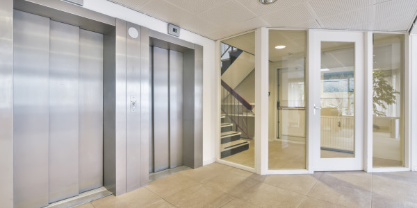 Pintar Fachadas y Patios de Luces de Comunidades Vecinos / Propietarios en Hospitalet de Llobregat · Pintado de Puertas, Ventanas y Cancelas