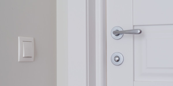 Pintar Fachadas y Patios de Luces de Comunidades Vecinos / Propietarios en Hospitalet de Llobregat · Pintura para Pintado de Puertas Privadas de Vecinos