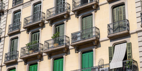 Pintar Fachadas y Patios de Luces de Comunidades Vecinos / Propietarios en Hospitalet de Llobregat · Reparación y Preparación de Superficies