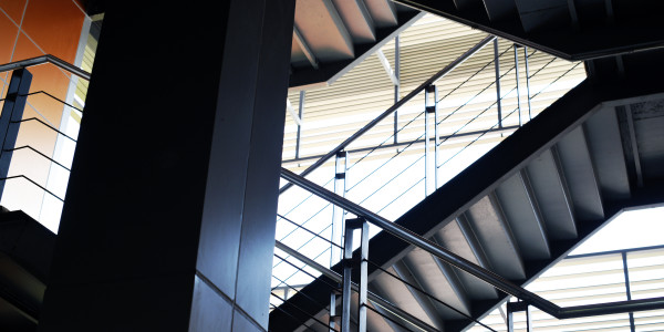Pintar Fachadas de Empresas / Negocios / Locales Comerciales en Hospitalet de Llobregat · Pintado de Escaleras