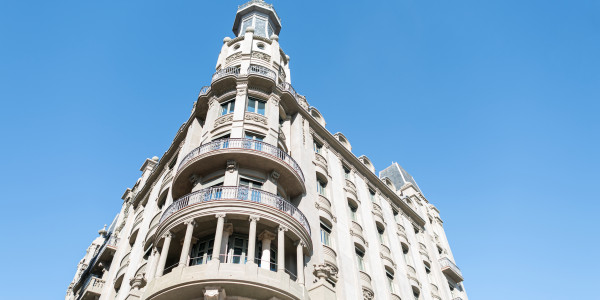 Pintar Fachadas de Empresas / Negocios / Locales Comerciales en Hospitalet de Llobregat · Restauración de Fachadas Antiguas