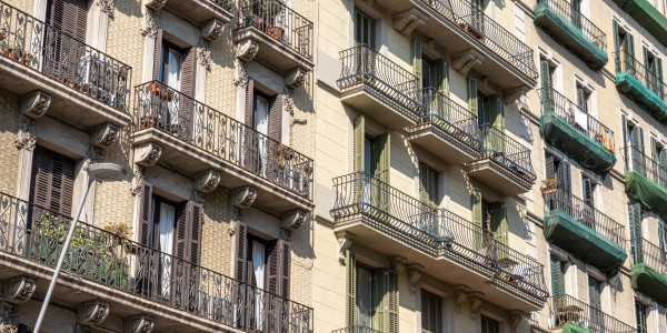 Trabajos Verticales en Fachadas de Edificios / Viviendas en Hospitalet de Llobregat · Pintado de Fachadas con Difícil Acceso