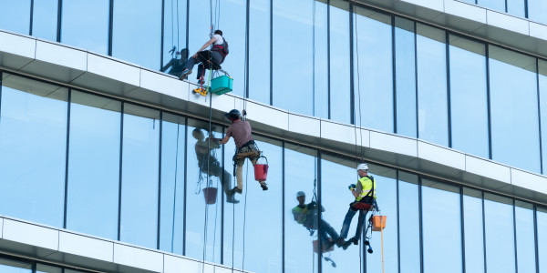 Trabajos Verticales en Fachadas de Edificios / Viviendas en Hospitalet de Llobregat · Pintado Económico y Rápido de Fachadas