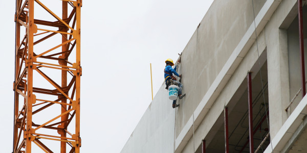 Trabajos Verticales en Fachadas de Edificios / Viviendas en Hospitalet de Llobregat · Pintar Edificios de Construcción de Obra Nueva