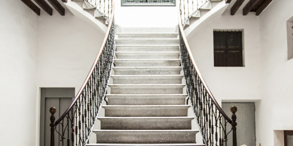 Rehabilitación y Restauración de Fachadas en Hospitalet de Llobregat · Pintado de Escaleras, Patios Interiores, Patios de Luces, Ascensores