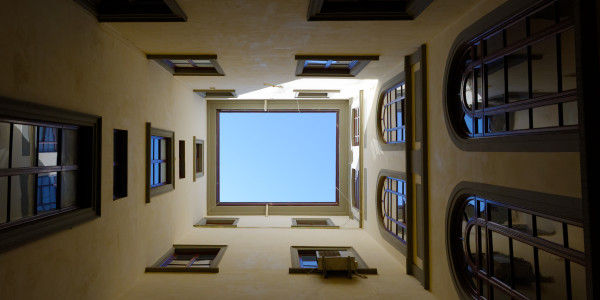 Rehabilitación y Restauración de Fachadas en Hospitalet de Llobregat · Pintado de Patios de Luces, Patios Interiores, Escaleras, Rellanos, Pasillos y Entrada